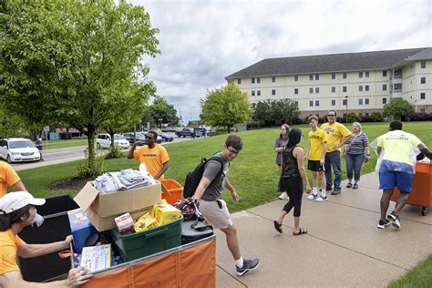 Welcome Home Um Flint Move In Photo Gallery University Of Michigan