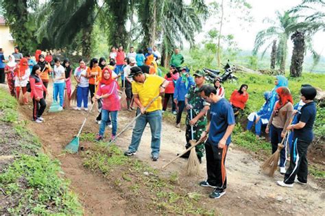 Definition of gotong royong so what is gotong royong? AMALAN GOTONG-ROYONG DAPAT MEWUJUDKAN - MENGERATKAN ...