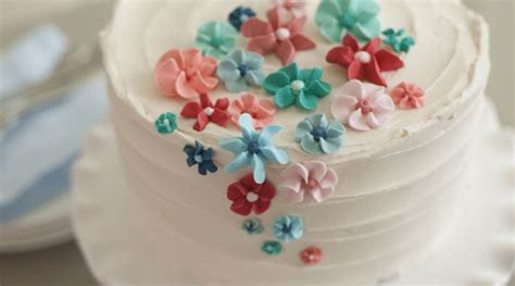 The Wilton Method Of Cake Decorating Easy Royal Icing Flower Cake By