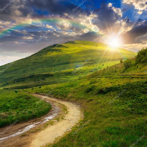 Mountain Path Uphill To The Sky At Sunset With Rainbow — Stock Photo