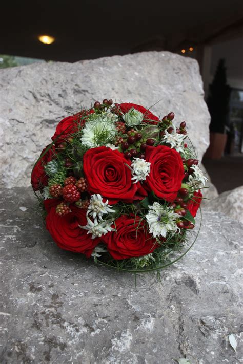 Rosenrot Und Edelweiss Sommerlich Eleganter Brautstrauß Mit Leuchtend