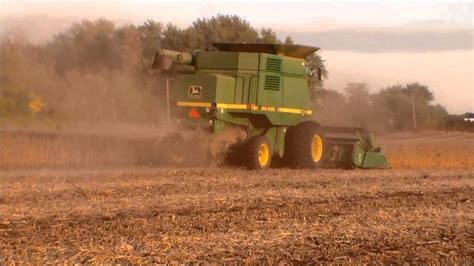 9400 John Deere Combine Picking Soybeans 2014 Youtube