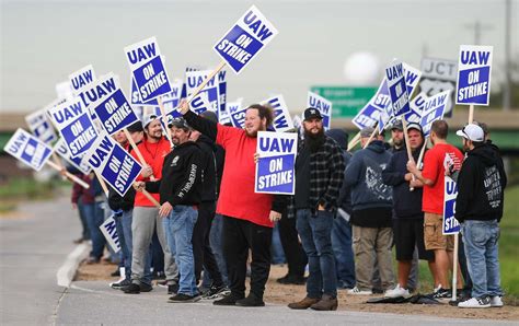 On The John Deere Picket Line In Iowa With Uaw Local 281 The Nation