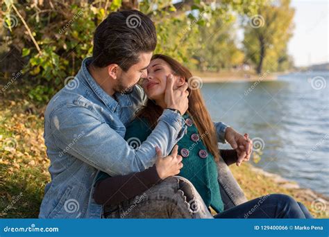 Beaux Jeunes Couples Ayant Leur Premier Baiser Photo Stock Image Du