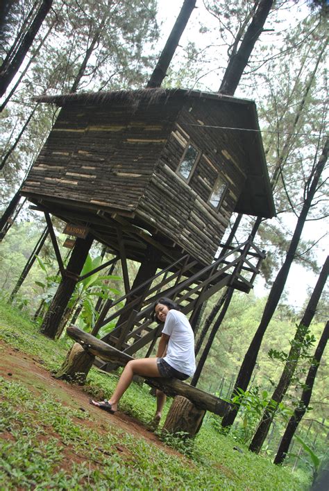 Memasuki daerah kompleks taman dayu kita harus menempuh jarak sejauh sekitar 3 km untuk hasil dokumantasi diatas menunjukkan bagaimana bentuk dari rumah kayu tersebut. Desain Rumah Taman Dayu | Destaman