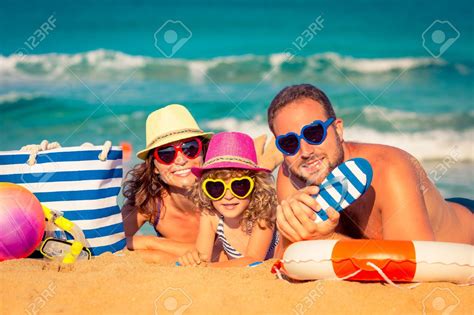 Familia Feliz Jugando En La Playa Concepto De Las Vacaciones De Verano Fotos Retratos
