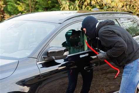 ladrón del coche en la acción foto de archivo imagen de ilegal problemas 35390328