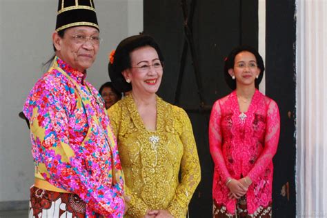 Model baju batik kombinasi menggunakan kain polos, sifon, bolero, embos, dan brokat. Keunikan Baju Adat Jogja dan Ragamnya | Budayanesia