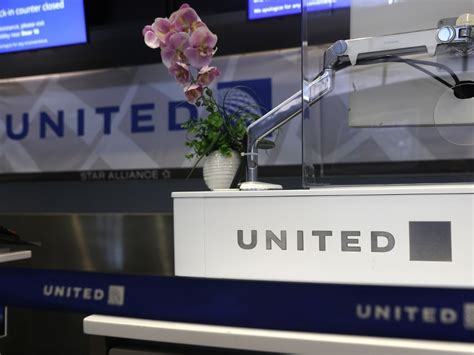 United Airlines Plans Layoffs If No More Aid From Washington