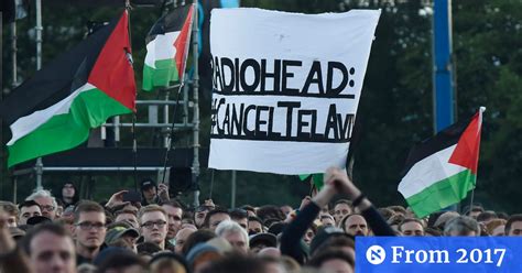 Radioheads Thom Yorke Appears To Flip Off Pro Palestinian Protesters