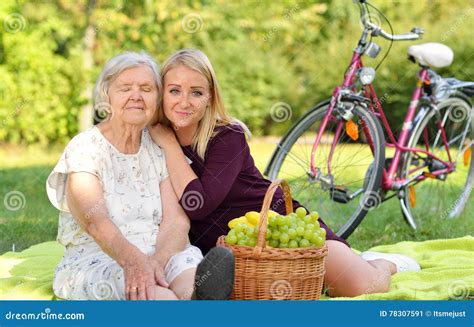 Donna E Giovane Donna Anziane Al Picnic Immagine Stock Immagine Di