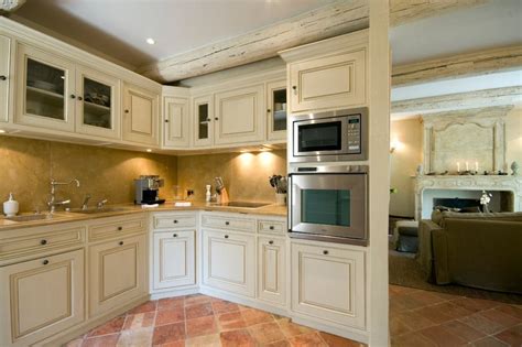 Le due camere da letto offrono la possibilità di essere ben arredate e possono accogliere tranquilla Case provenzali: foto di esempi e ispirazioni scelte per voi