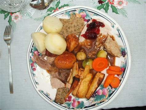 Sunday roast beef dinners are an english tradition, but you can up the ante come christmas by preparing a standing beef rib roast. Traditional English Christmas Dinner/ 伝統的なクリスマスディナー | Flickr