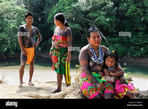 Comunidad Indígena Embera Que Viven Por El Río Chagres En El Parque