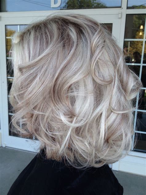 This hairstyle is in line with the latest. Lowlights in white hair … | Low lights hair, Platinum ...