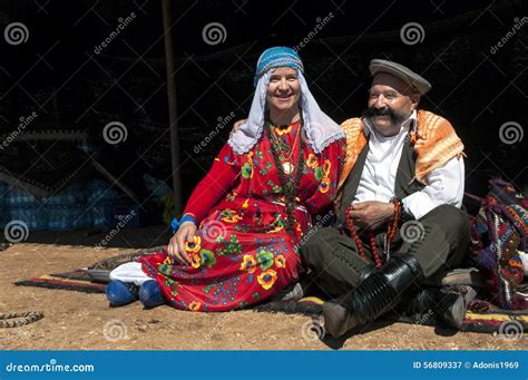 Hombre Y Mujer Turcos En Vestido Tradicional Fotografía editorial