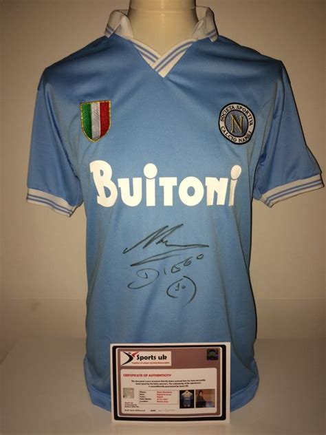 Alario, der diesmal nicht in der startelf steht, trug ein trikot mit der nummer 10 und dem namenszug «maradona». Diego Maradona - SSC Napoli - Original signiertes Trikot ...