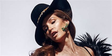 See The Unretouched Photo Of Cindy Crawford That Has The Entire Internet Freaking Out