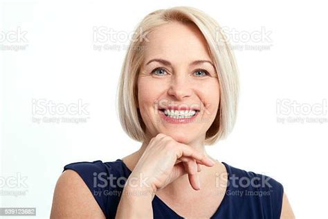 친근하다 미소 중년의 여성 사업가 흰색 위에 분리된 Ba 성년 여자에 대한 스톡 사진 및 기타 이미지 성년 여자 흰색 배경 금발 머리 Istock