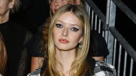 Gwyneth Paltrows Daughter Apple Is Dead Ringer For Her Mum As She