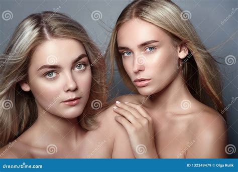 Perdez Vers Le Haut Du Portrait De Deux Belles Filles Blondes Avec La
