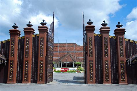 Kotabumi terletak di kabupaten lampung utara, provinsi lampung. Istana Balai Besar | The Grand Palace was built in 1884 ...