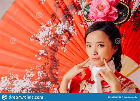 beautiful-asian-women-wear-chinese-qing-dynasty-clothes