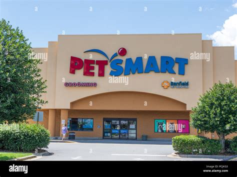 Petsmart Store Hi Res Stock Photography And Images Alamy