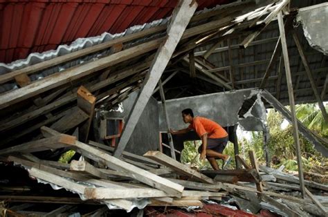 Maybe you would like to learn more about one of these? Mengais Harta Benda Sisa Tsunami di Aceh | SUMBER ...