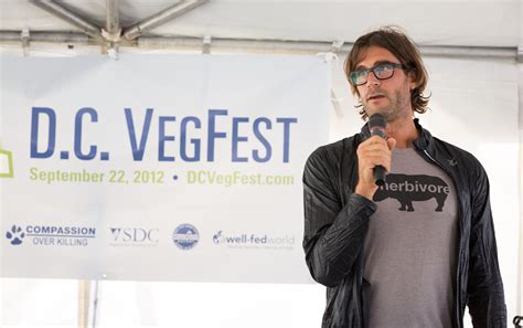 vegan ultra athlete rich roll speaks to a crowd at dc vegfest fashion coat athlete