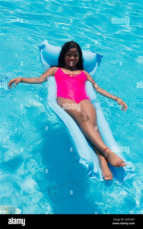 jeune fille africaine souriante en bikini s amusant sur gonflable dans la piscine photo stock
