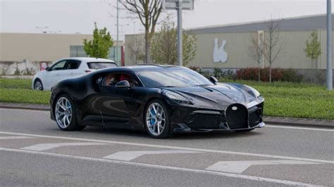 Une Bugatti La Voiture Noire Repérée Pour La Première Fois Dans La