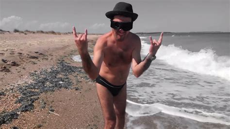 earl baila desnudo en la playa xhamster