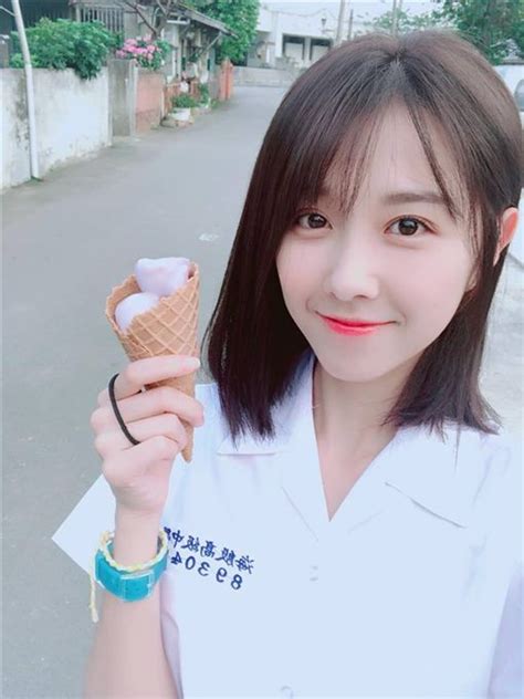 Dec 01, 2020 · 吳慷仁、邵雨薇日前爽快認愛，讓這樁懸了2年的緋聞終於浮出檯面，兩人對感情話題也十分大方，展現出已有「共譜未來」的跡象。本刊也在11月中捕獲這對愛侶，在認愛隔天甜蜜約會，享受這段公開的交往關係，一晚連看了2場電影，有愛人陪伴果然一點都不會累。 影／邵雨薇甜唱《愛很簡單》 一開口…網友全戀愛了! | 娛樂星聞 | 三立新聞網 SETN.COM