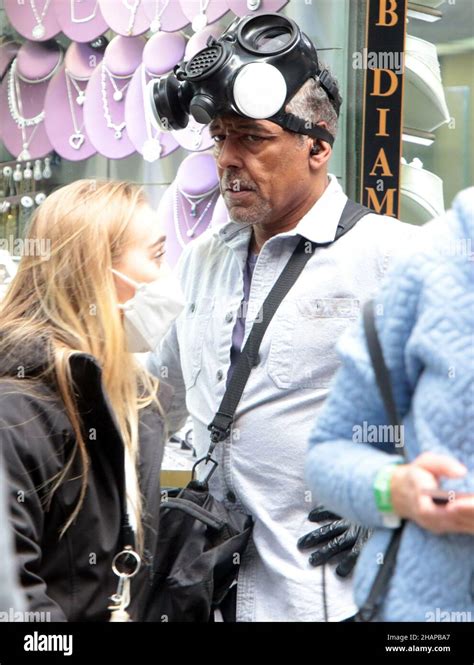 New York Ny 20211031 Giancarlo Esposito And Peter Mark On Set Of