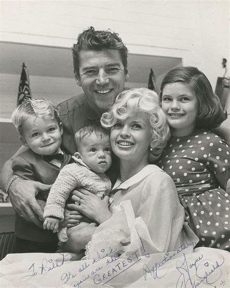 Lovely Photos Show Everyday Life Of Jayne Mansfield With Her Daughter