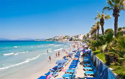 Il a un climat chaud, de beaux endroits, des gens sympathiques et des touristes. Plage De Dames, Kusadasi, Turquie Photo éditorial - Image ...