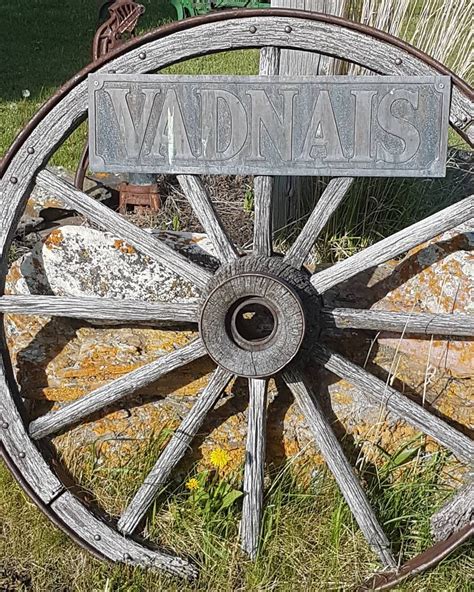 20 Incredible Ways To Use Old Wagon Wheels In Your Garden How To