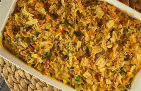 And the potato chips add crunch to every bite in this nouveau tuna casserole recipe. Easy Chicken Noodle Casserole with Potato Chips - These Old Cookbooks