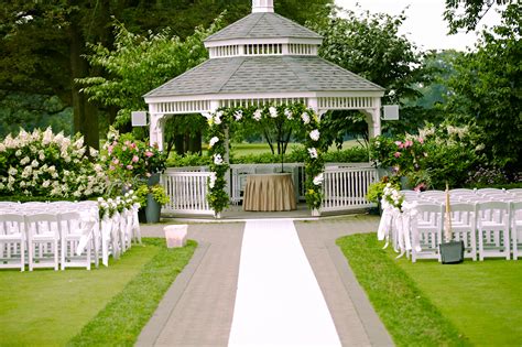 No differentiation between the rough and fairways. Wedding Venues | Country Club Receptions