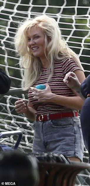 Kirsten Dunst Wears Fake Teeth On Set Of Her New Show Daily Mail Online