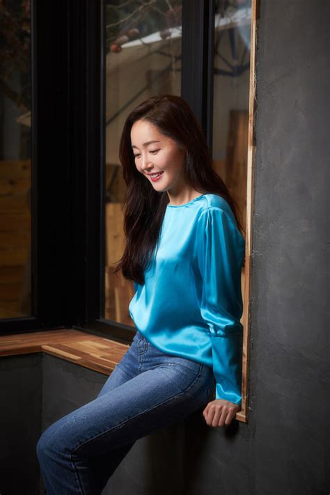 2006년 영화 《가을로》로 춘사대상영화제에서 여우조연상을 수상했고, 2013년 영화 《소원》으로 한국영화평론가협회상 여우주연상을 수상했다. '기묘한 가족' 엄지원 "'극한직업' 흥행, 어떤 기분일까 ...