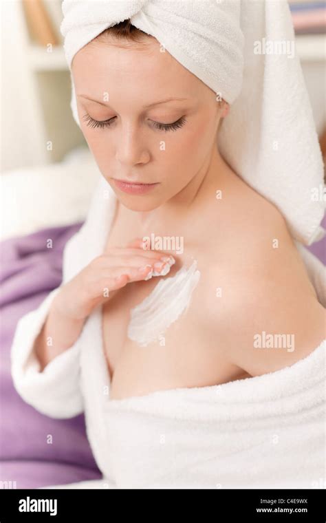 Flat Chest Woman Hi Res Stock Photography And Images Alamy