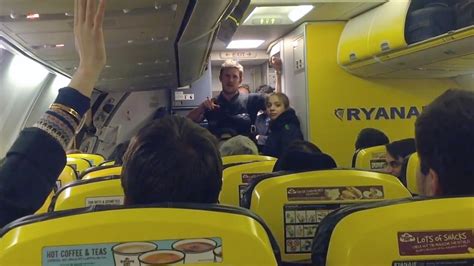 Auch die gesamteflugzeugstruktur wird bei diesem check begutachtet. Video: Passagier filmt stundenlangen Ryanair-Albtraum - WELT