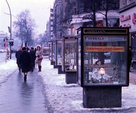 der kurfürstendamm im winter 1970 so sah west berlin aus als es von der mauer umschlossen