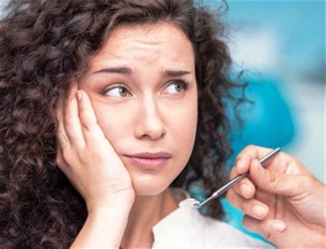 Sakit gigi yang di alami oleh seseorang biasanya di sertai dengan rasa nyeri pada daerah rahang yang berdekatan dengan gigi yang sakit, pembengkakan pada gusi, hingga rasa nyeri pada bagian sekitar hidung dan dahi. Sakit Gigi dan Gusi Bengkak | SEHAT.link