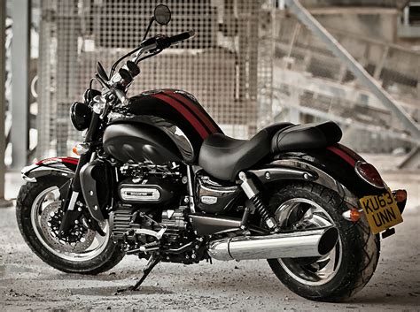 Meanwhile, the rocket 3 gt is built to go even further, in more comfort. as such, the gt's handlebar is pulled back and its seat unit is plusher and lower (29.5 versus 30.4 inches) and includes a brushed aluminum passenger backrest. Triumph 2300 ROCKET III Roadster 2014 - Fiche moto ...
