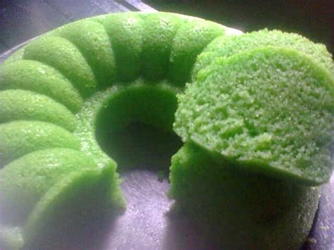 Bolu pandan santan 4 btr telur 1gls gulapasir 2 gls trigu 1 sdt sp/tbm 1 bks kara 65 ml 1/2 gls minyak makan pewarna pandan 1 bks panili 1 sdm susu bubuk sepucuk sendok garam. Resep Bolu Kukus Singkong Pandan