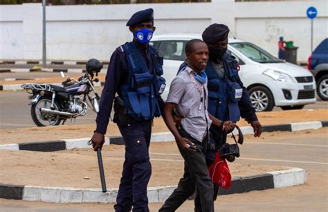 Polícia Angolana Detém Assedia E Espanca Jornalistas Que Cobriam Protestos Committee To