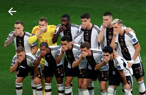 coupe du monde le geste symbolique des allemands sur la photo d avant matchpour contester l